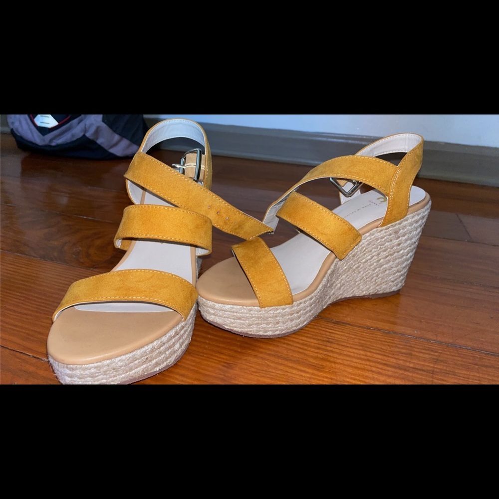 Pretty yellow wedge!